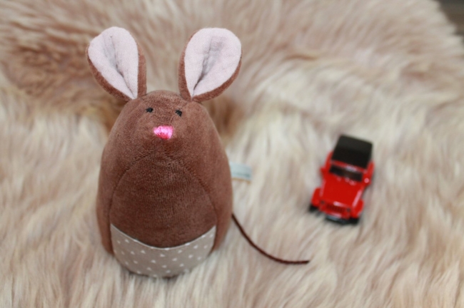 Souris marron poche à triangles