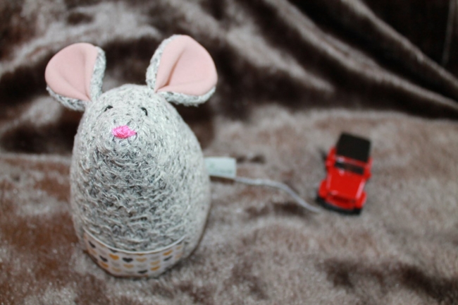 Souris grise poche à cœurs