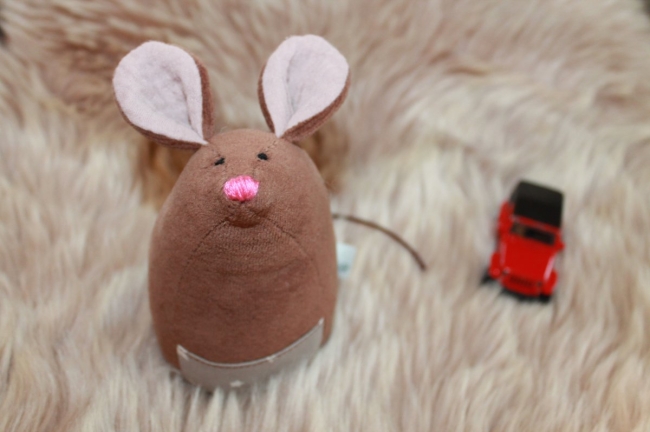 Souris marron poche étoilée