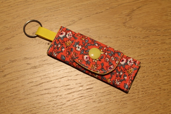 Mini pochette/porte clé fleurs rouge et jaune